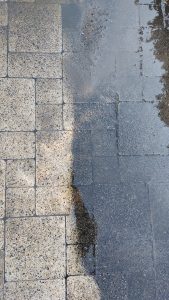 Read more about the article Wysokociśnieniowe vs mechaniczne czyszczenie kostki brukowej w Warszawie. Co wybrać dla swojej posesji?